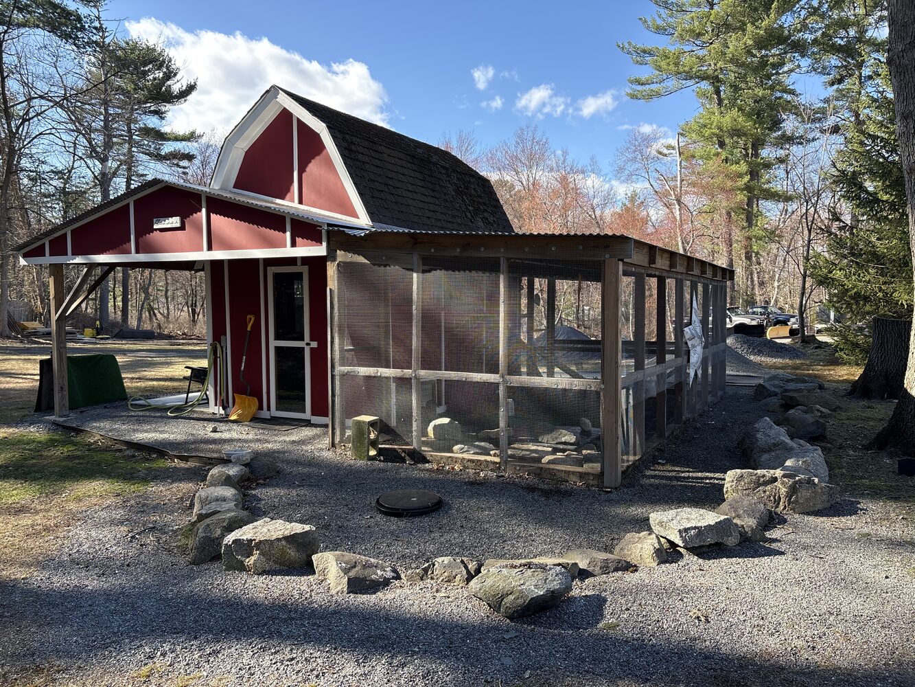 Outbuilding with screened area